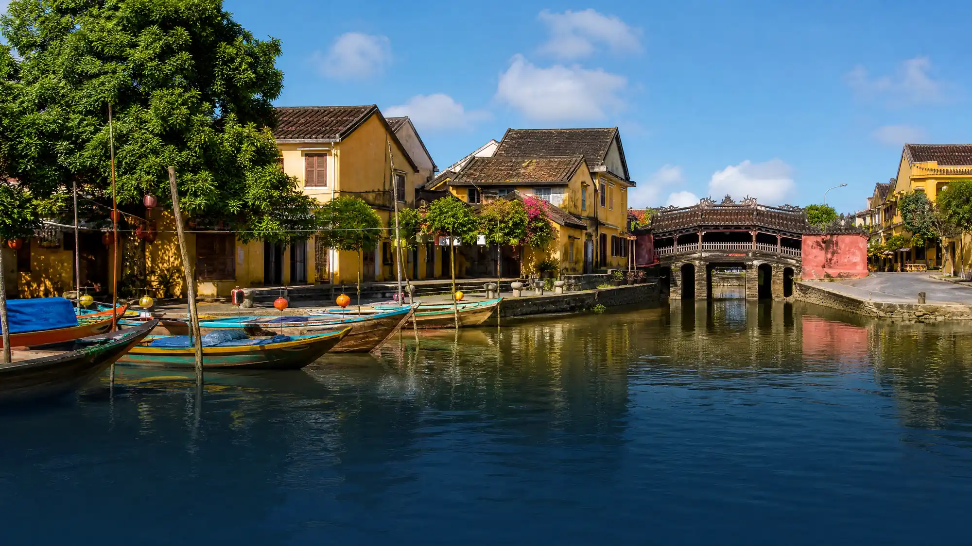 Der Hoai-Fluss ist eine 1.5-Kilometer-Wasserstraße, die durch die Altstadt von Hoi An fließt. Er ist berühmt für traditionelle hölzerne Sampans und abendliche Papierlaternen.